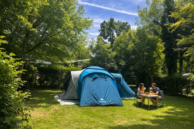 Emplacement tente camping sous le moulin