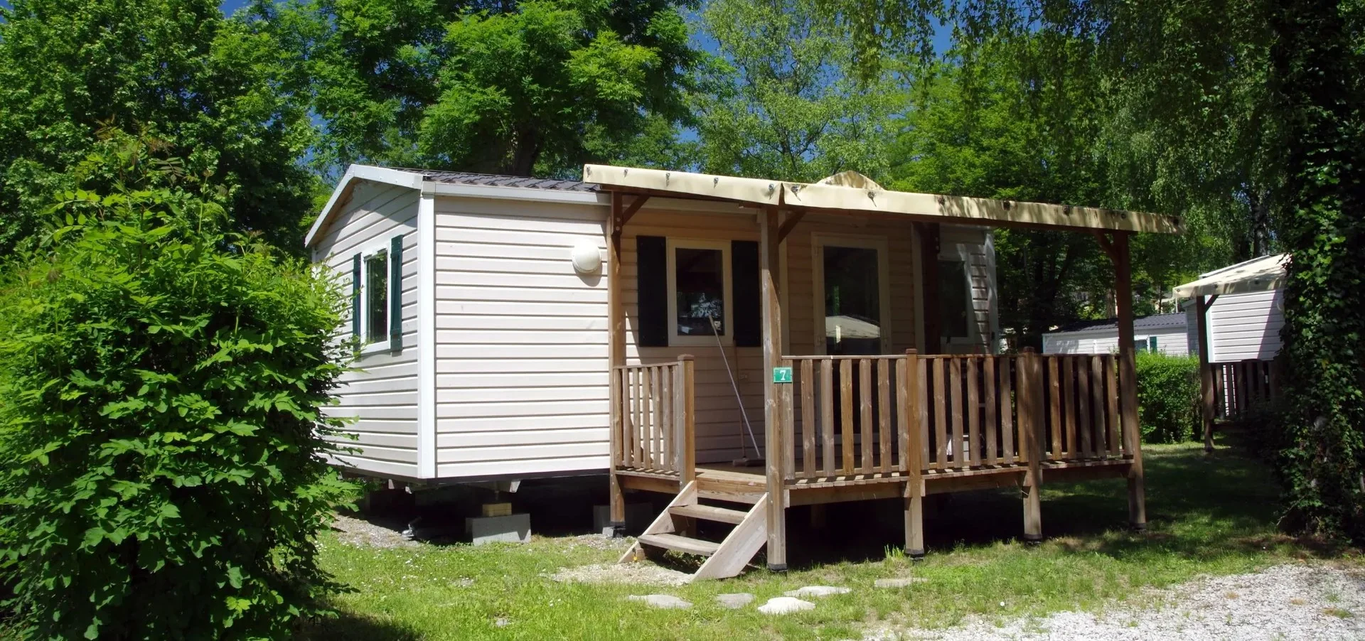 mobil-home-terrasse-location-camping-sous-le-moulin2